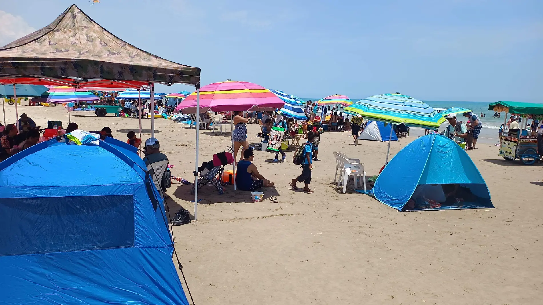 Playa Miramar se convierte en el destino favorito de los regios: música, mariscos y seguridad